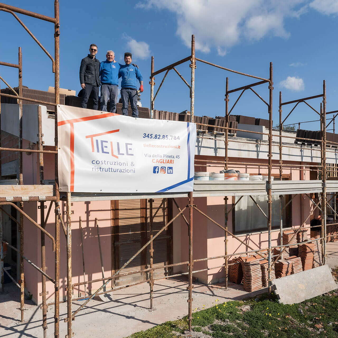 Team sul ponteggio durante una costruzione - Tielle Costruzioni Ristrutturazioni Cagliari